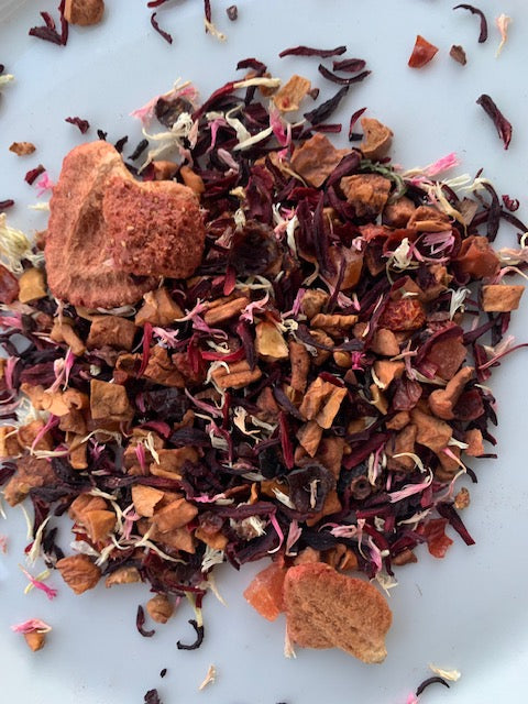 Be Mine Chocolate Strawbery infusion with Apple, Hibiscus, Rosehip, Strawberry, Papaya, Cocoa pieces, Cornflower petals, Natural flavors (organic compliant). Caffeine free, Vegan.